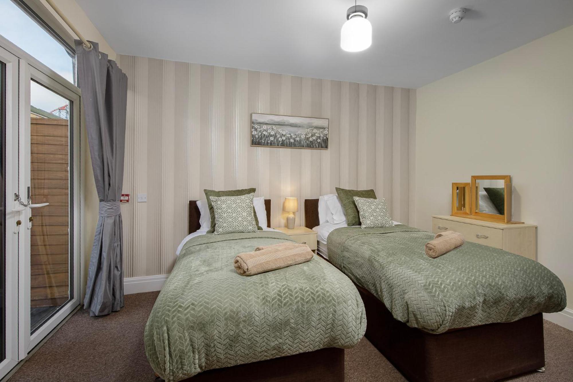 Arnside - Spacious 10-Bedroom Seaside Cottage Blackpool Bagian luar foto