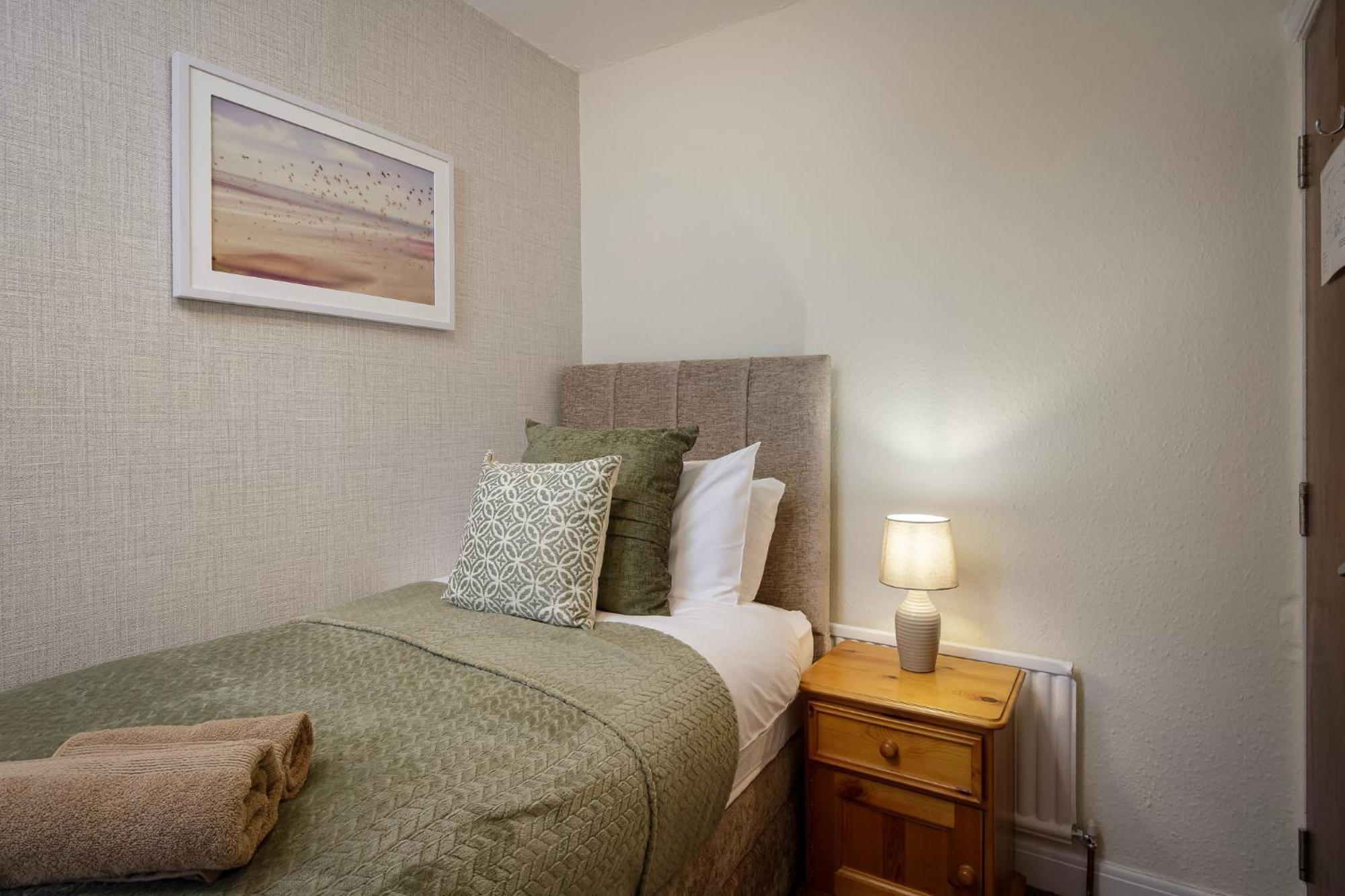 Arnside - Spacious 10-Bedroom Seaside Cottage Blackpool Bagian luar foto