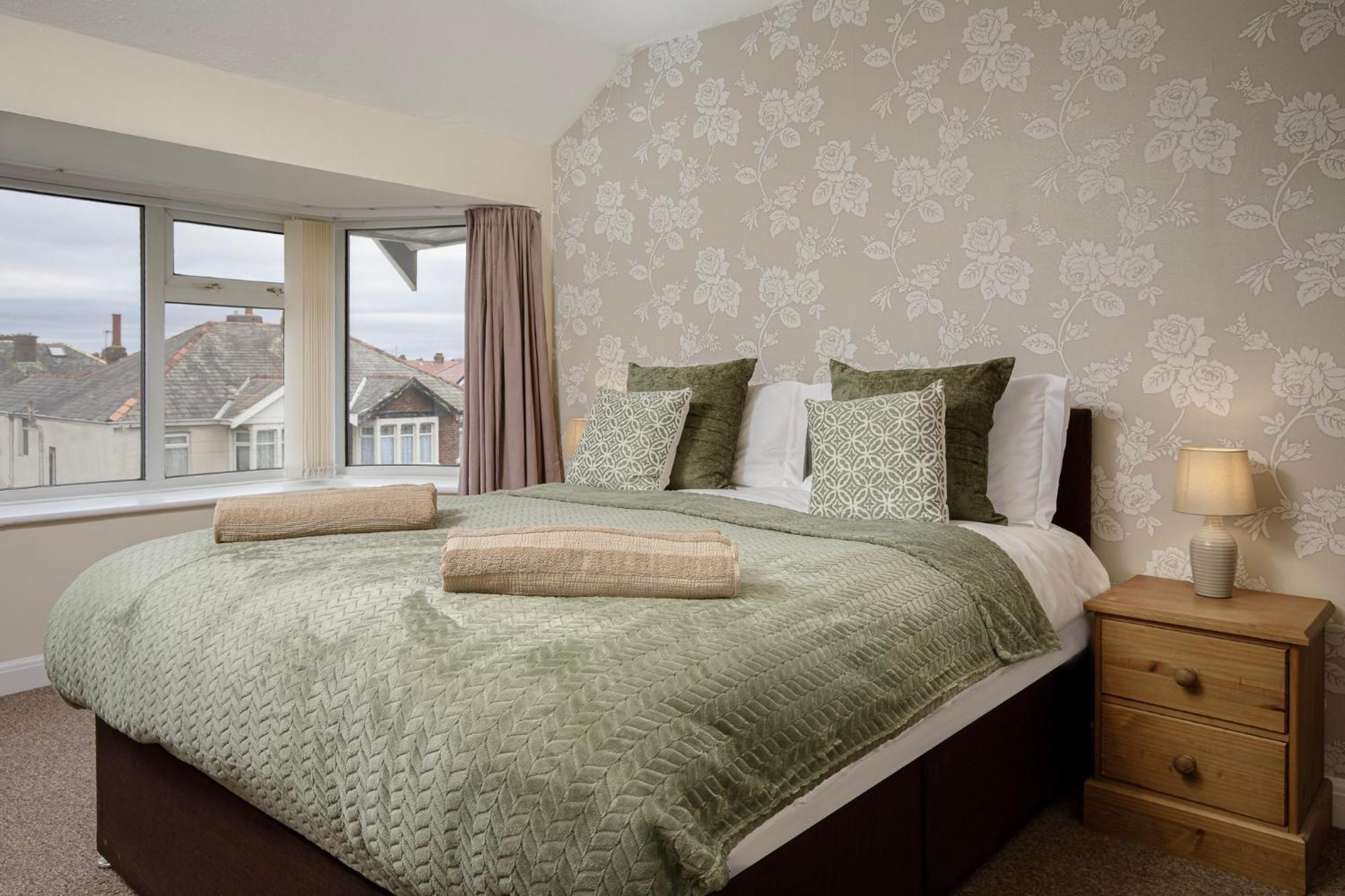 Arnside - Spacious 10-Bedroom Seaside Cottage Blackpool Bagian luar foto
